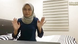 Melayu berbaju biru, bertudung kelabu!