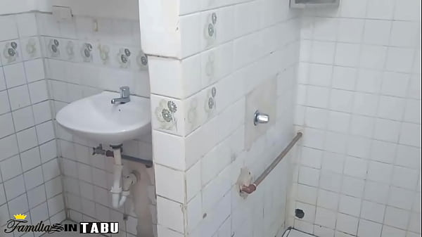 Mi hermanastra y yo tenemos sexo en el baño – mi madrastra nos pillan teniendo sexo y se masturba la muy puta